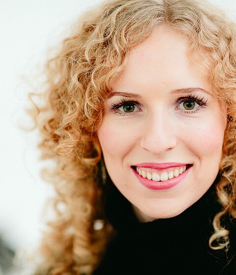 Happy Moment: Julia nach der Zahnspangen-Behandlung